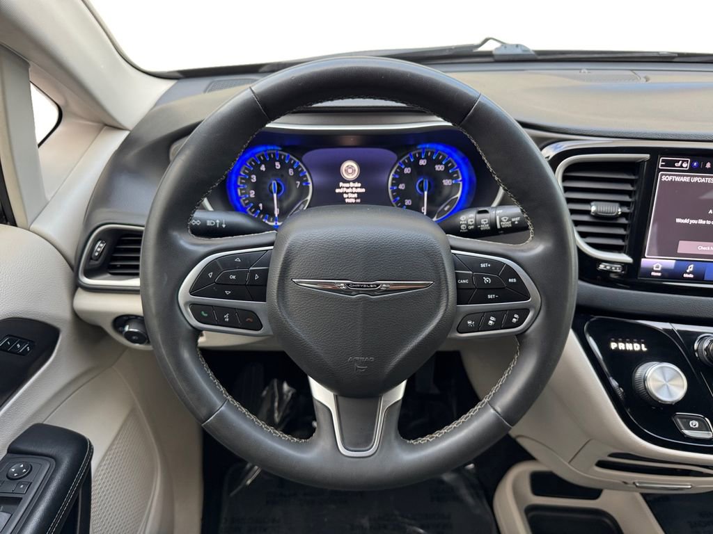 Used 2022 Chrysler Pacifica Touring-L image 23