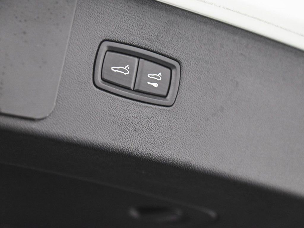 Used 2022 Porsche Cayenne Platinum Edition image 40