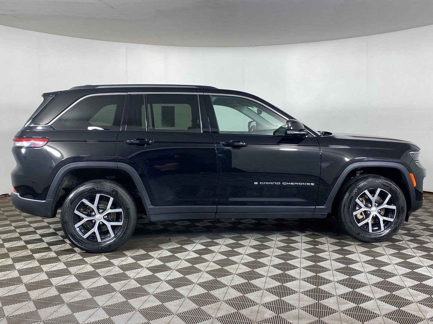 Used 2024 Jeep Grand Cherokee Limited AWD/4WD image 23