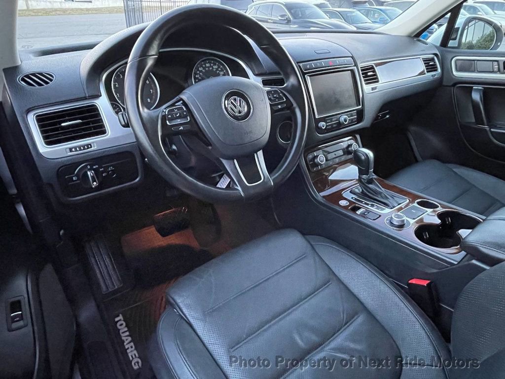 Used 2016 Volkswagen Touareg VR6 image 16