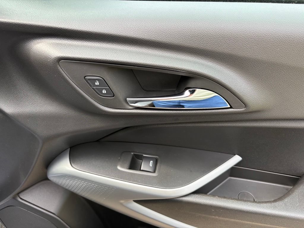Used 2025 Chevrolet Trax RS w/ Sunroof Package FWD image 28