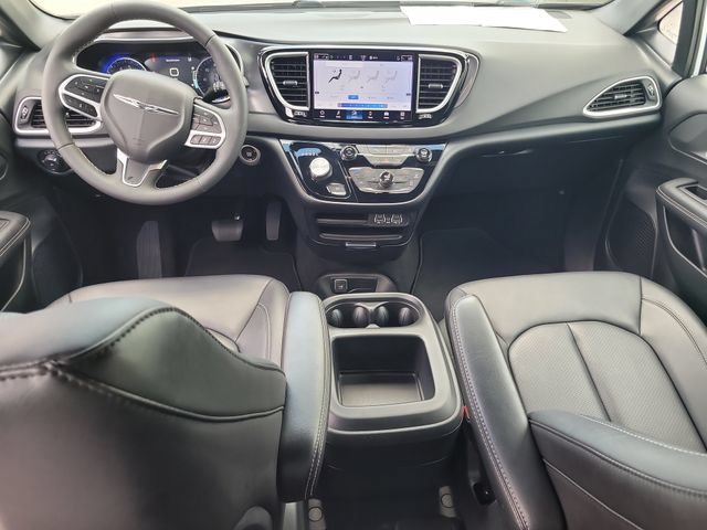 Used 2025 Chrysler Pacifica Select FWD image 16