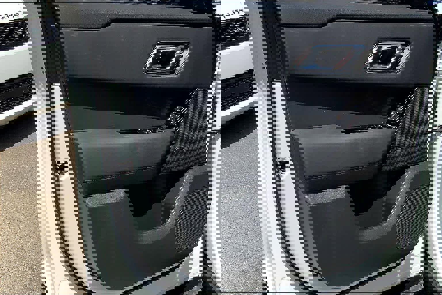 Used 2025 Land Rover Range Rover Velar Dynamic SE image 19