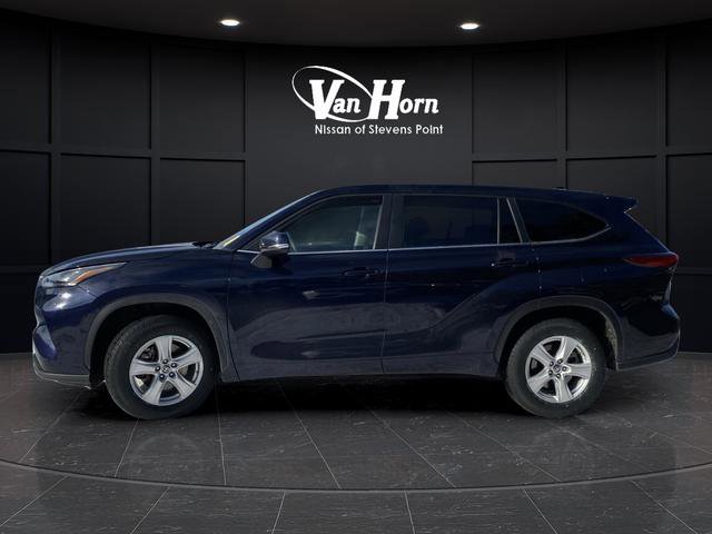 Used 2023 Toyota Highlander LE FWD image 4