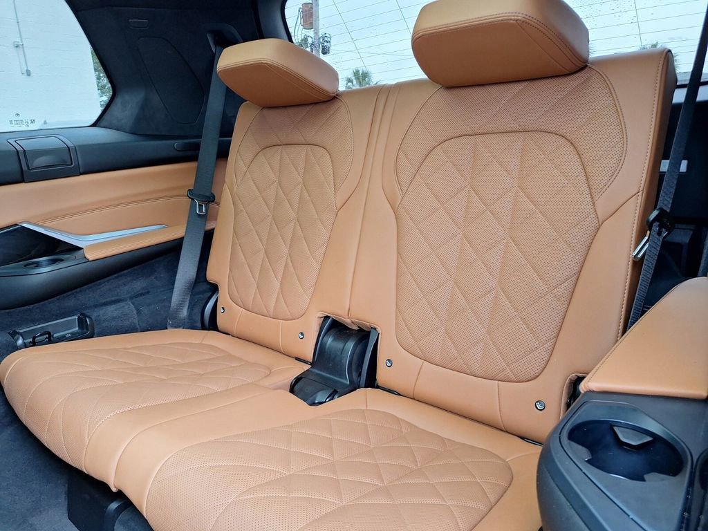 Used 2023 BMW X7 xDrive40i w/ M Sport Package AWD/4WD image 14