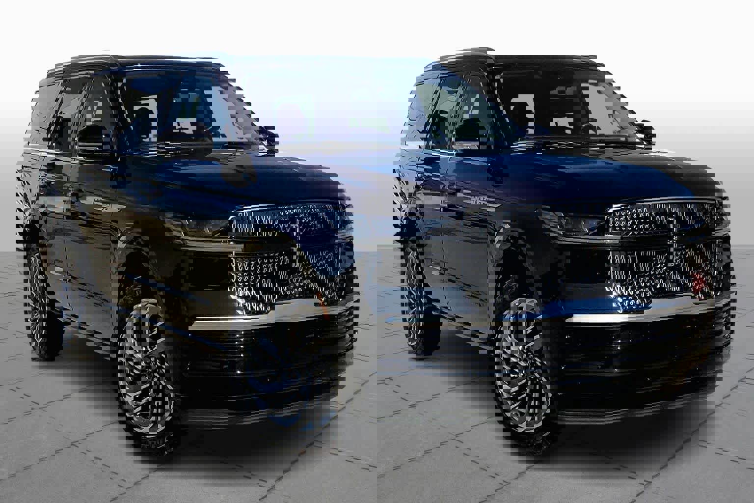 Used 2025 Lincoln Navigator Reserve AWD/4WD image 3