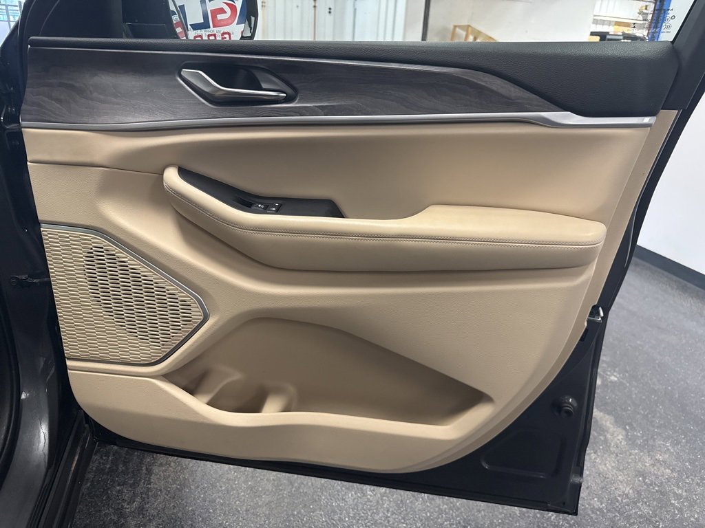 Used 2022 Jeep Grand Cherokee Limited w/ Luxury Tech Group II image 35