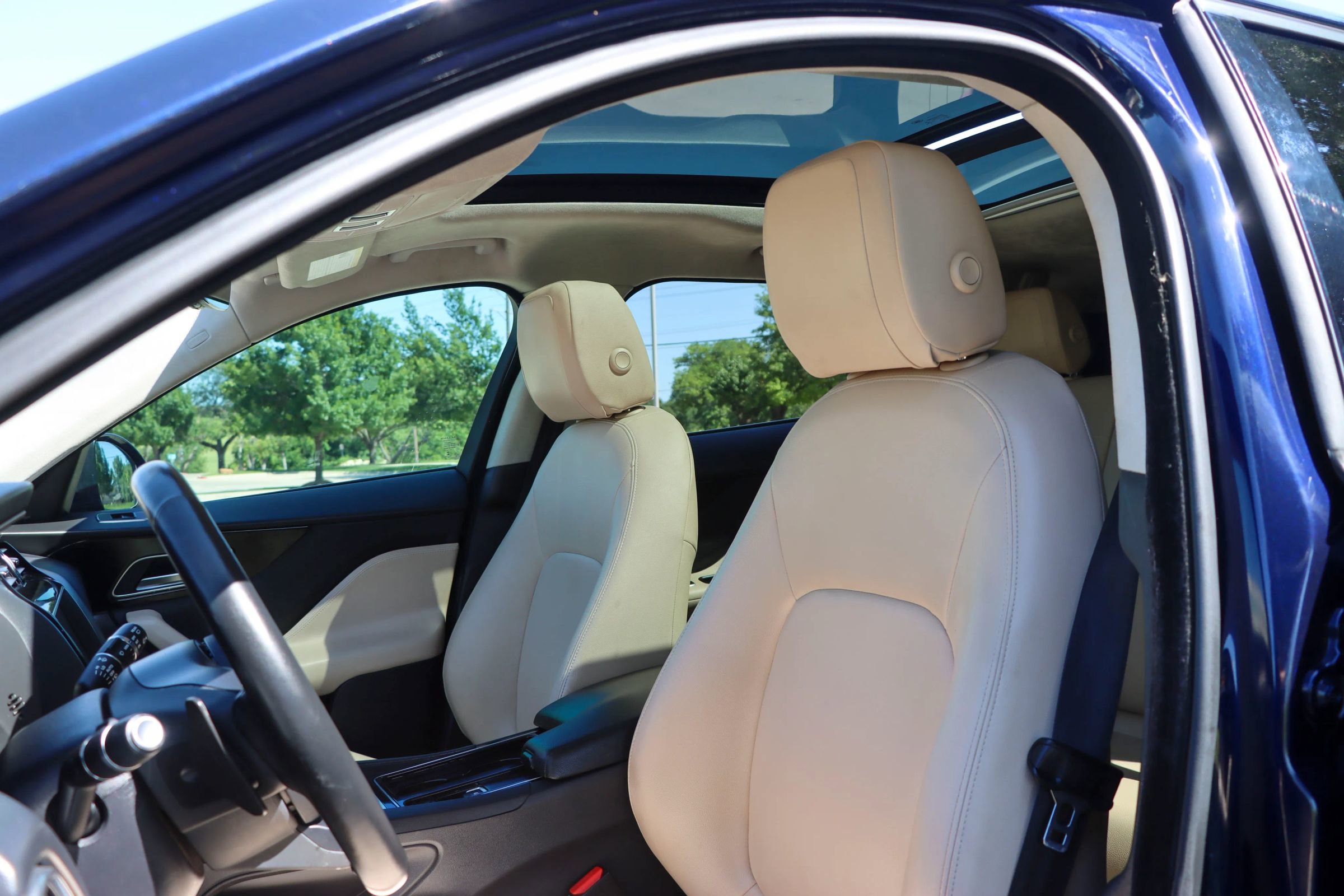 Used 2020 Jaguar F-PACE Premium AWD/4WD image 15