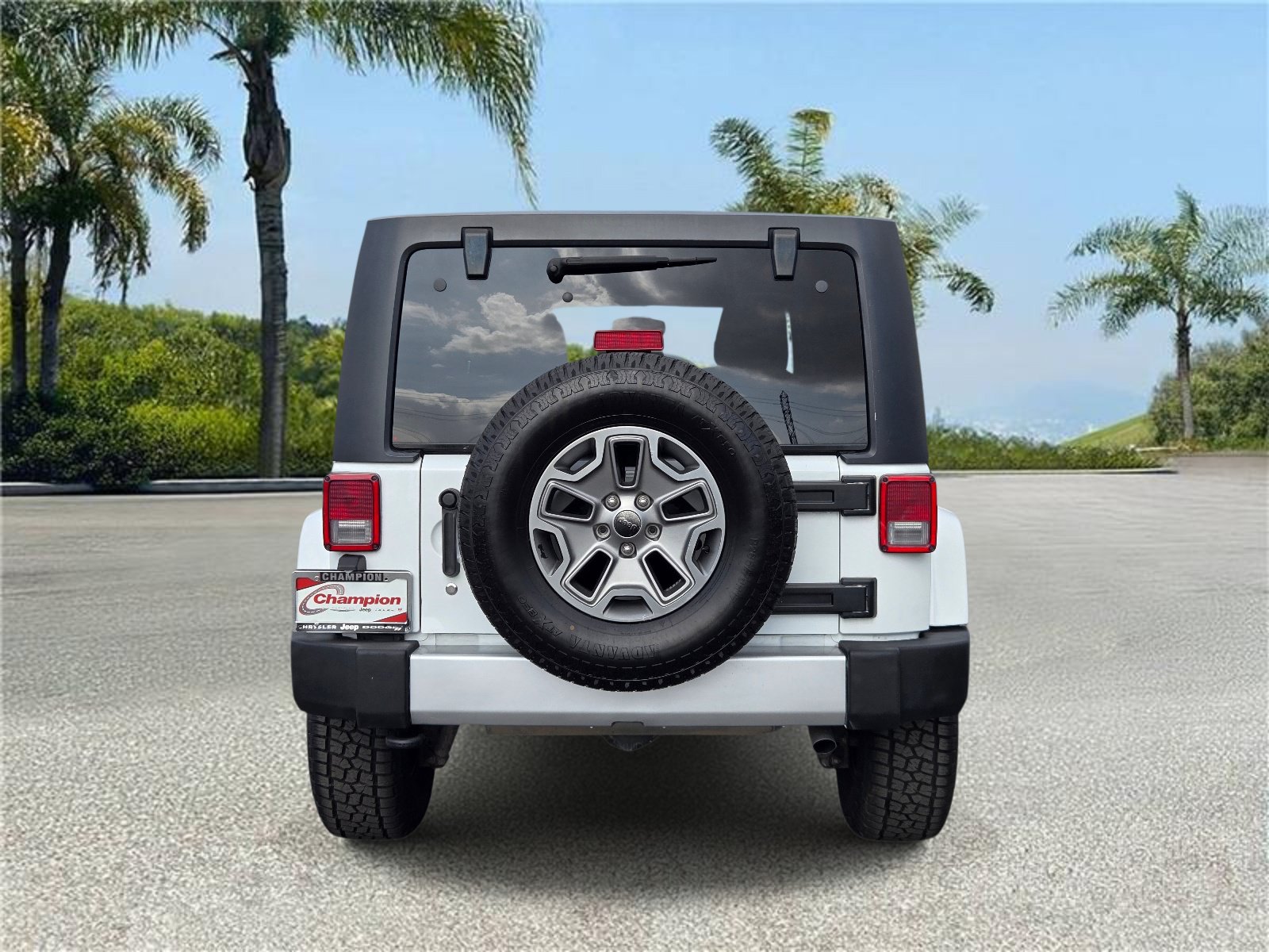 Used 2018 Jeep Wrangler Unlimited Sahara w/ Connectivity Group AWD/4WD image 5