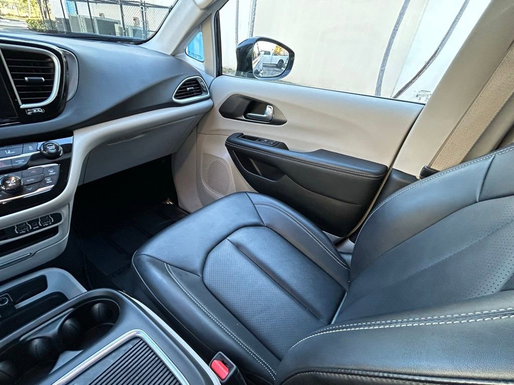 Certified 2024 Chrysler Pacifica Touring-L image 11