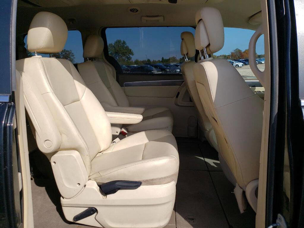 Used 2010 Volkswagen Routan SE image 11