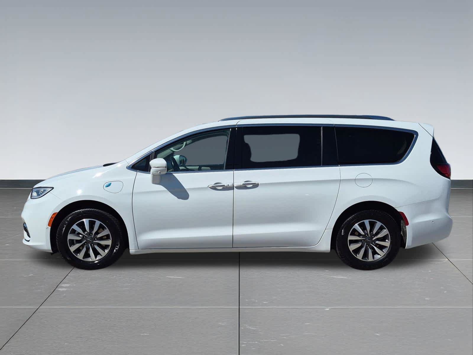 Used 2021 Chrysler Pacifica Touring-L FWD image 2
