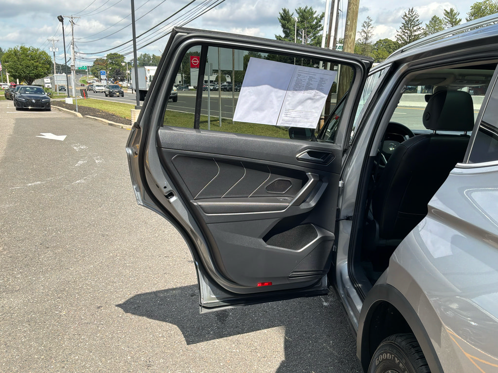 Used 2022 Volkswagen Tiguan SE w/ Panoramic Sunroof Package AWD/4WD image 25