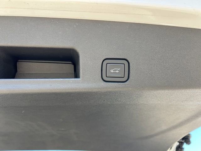 Used 2025 Chevrolet Traverse LT w/ Driver Confidence Package image 8