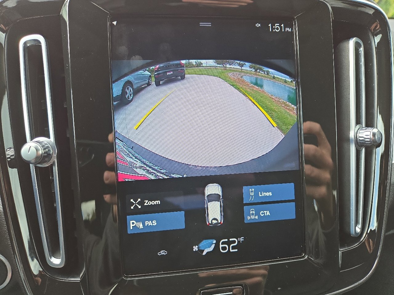 Used 2021 Volvo XC40 T4 Momentum image 26