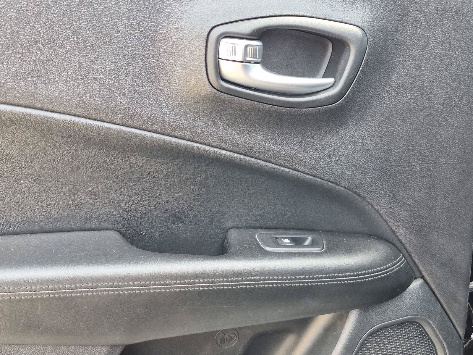 Used 2019 Jeep Compass Latitude FWD image 18