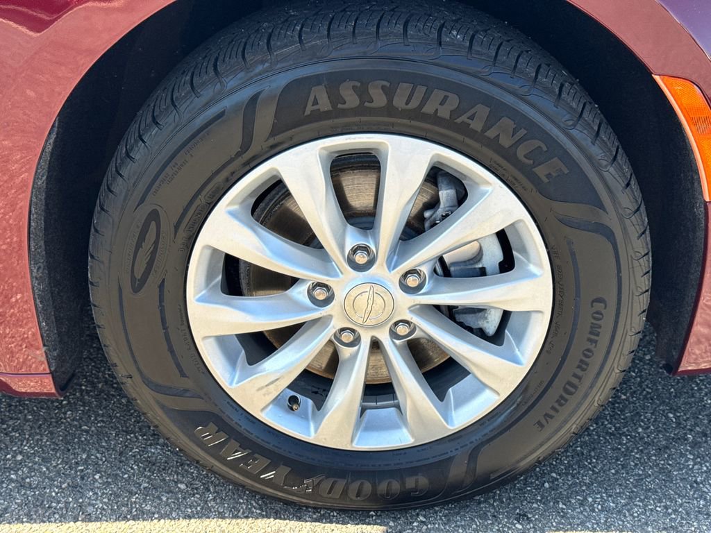 Used 2019 Chrysler Pacifica Touring-L image 12