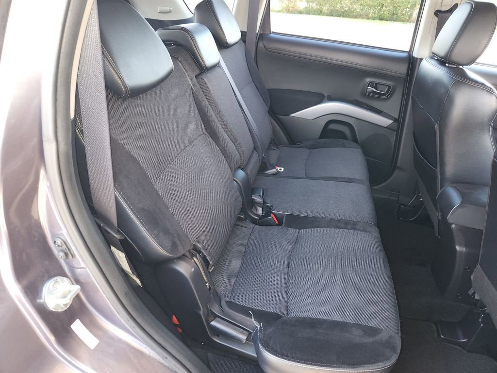 Used 2010 Mitsubishi Outlander XLS image 15