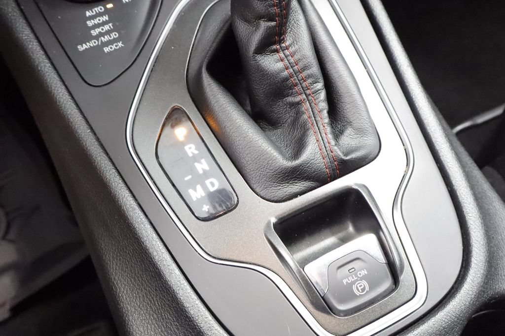 Used 2019 Jeep Cherokee Trailhawk w/ Comfort & Convenience Group AWD/4WD image 33