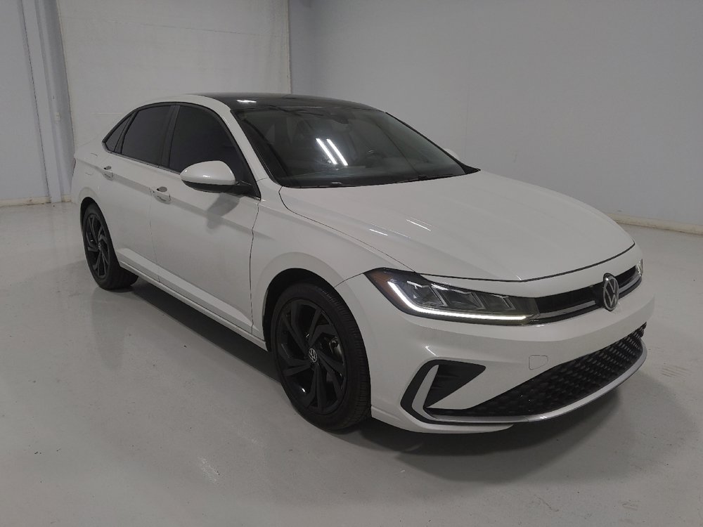 Used 2025 Volkswagen Jetta SE FWD image 13