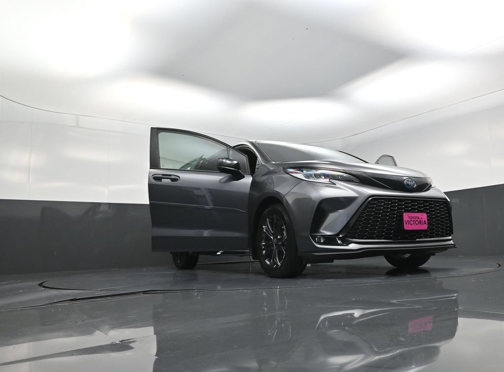 Used 2025 Toyota Sienna XSE w/ XSE Plus Package FWD image 27
