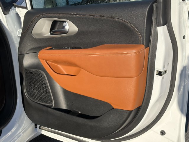 Used 2026 Chrysler Pacifica Pinnacle FWD image 16