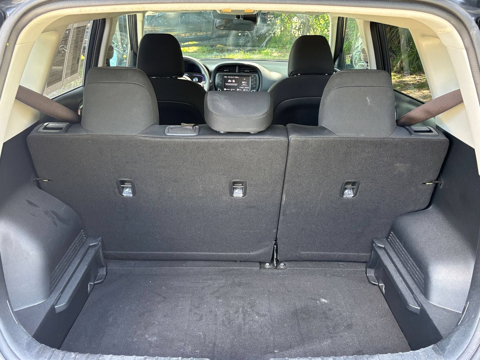 Used 2025 Kia Soul LX w/ LX Technology Package FWD image 28