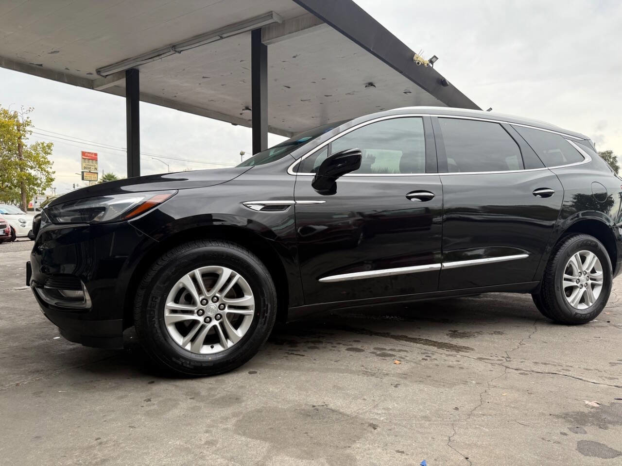 Used 2020 Buick Enclave Essence image 3