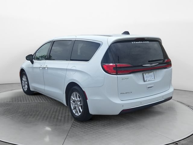 Used 2023 Chrysler Pacifica Touring-L FWD image 3