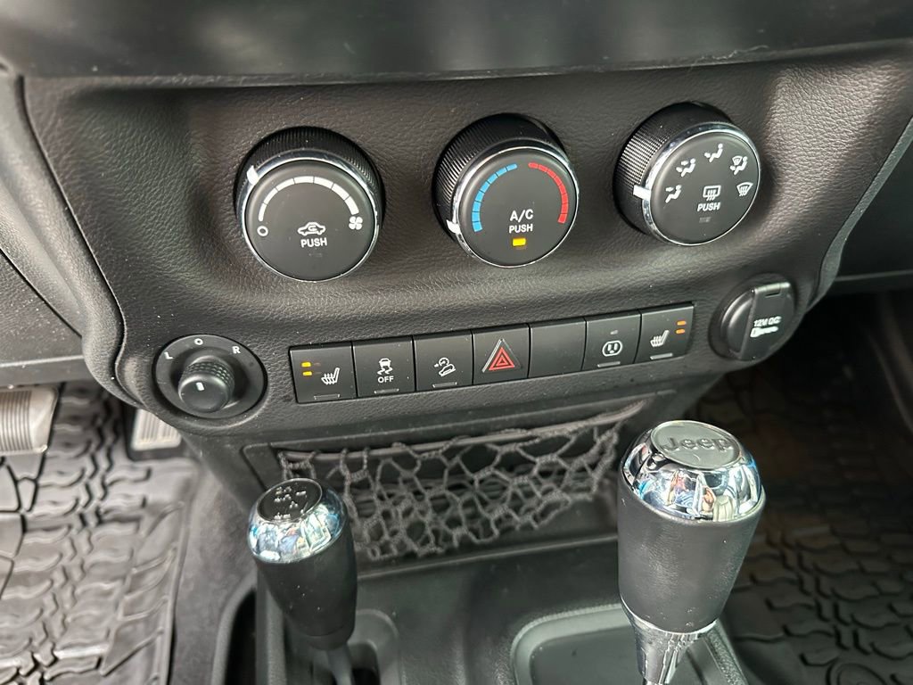 Used 2017 Jeep Wrangler Unlimited Sahara w/ Connectivity Group AWD/4WD image 24