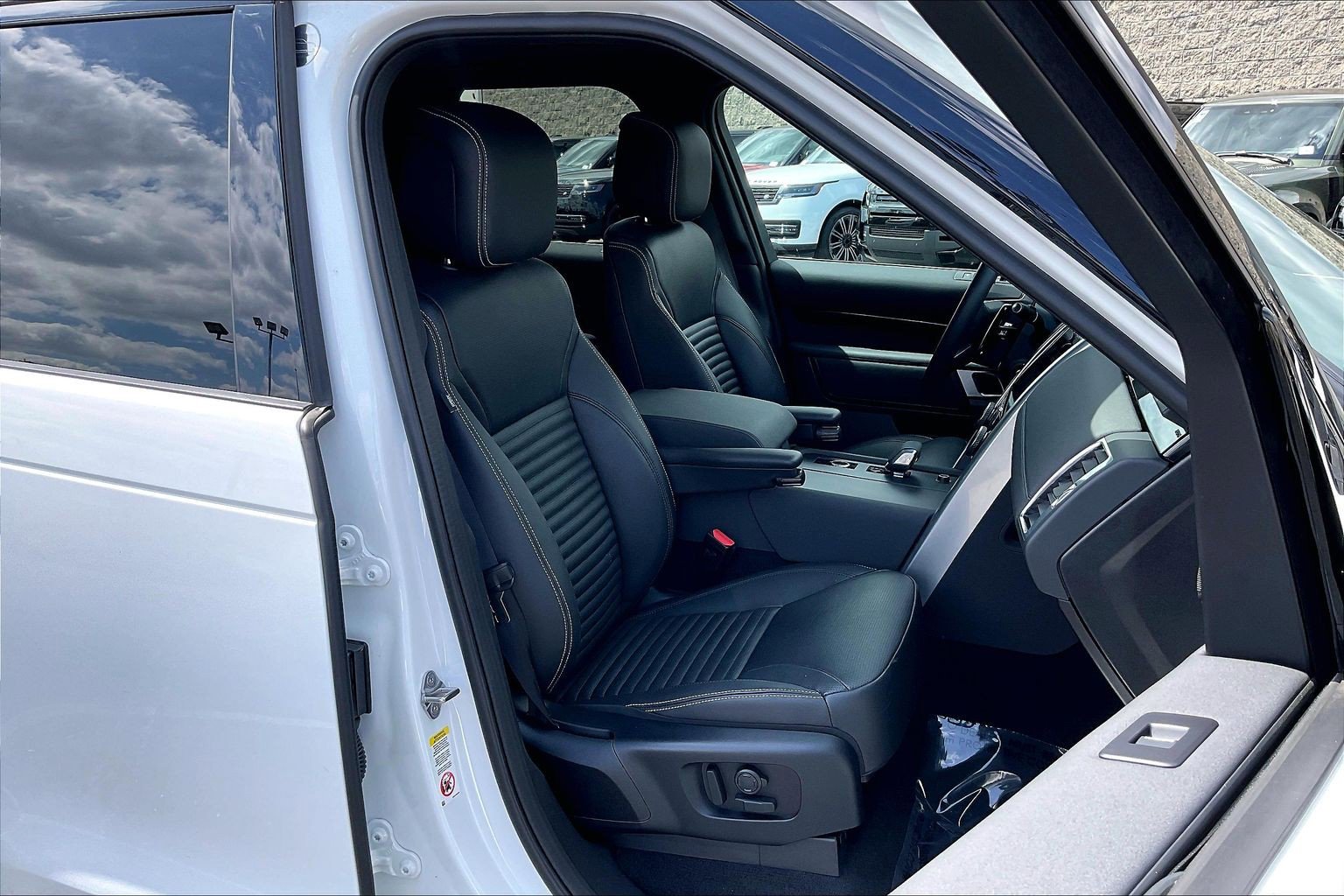 Certified 2025 Land Rover Discovery S AWD/4WD image 7