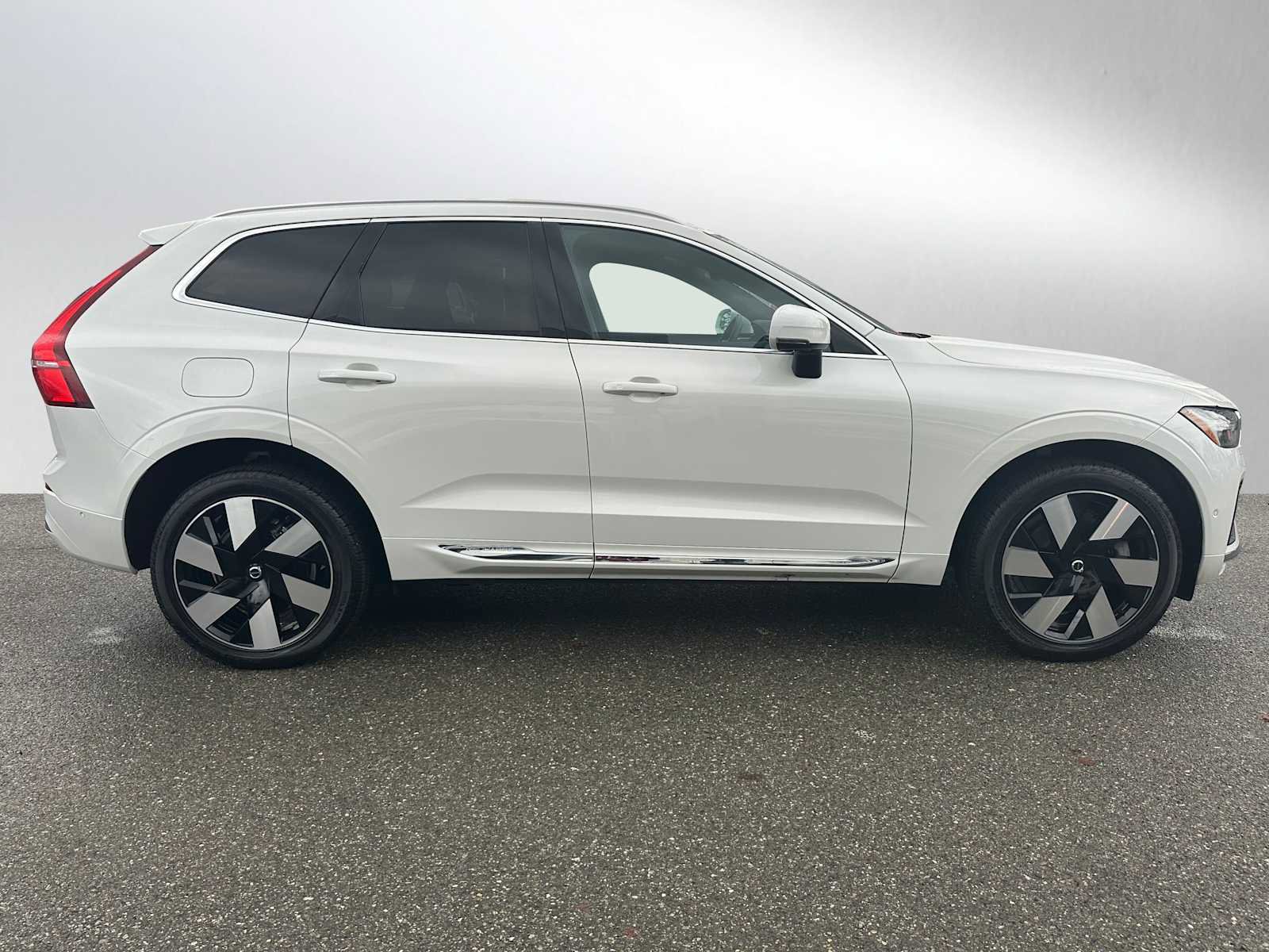 Certified 2023 Volvo XC60 T8 Ultimate w/ Climate Package image 2