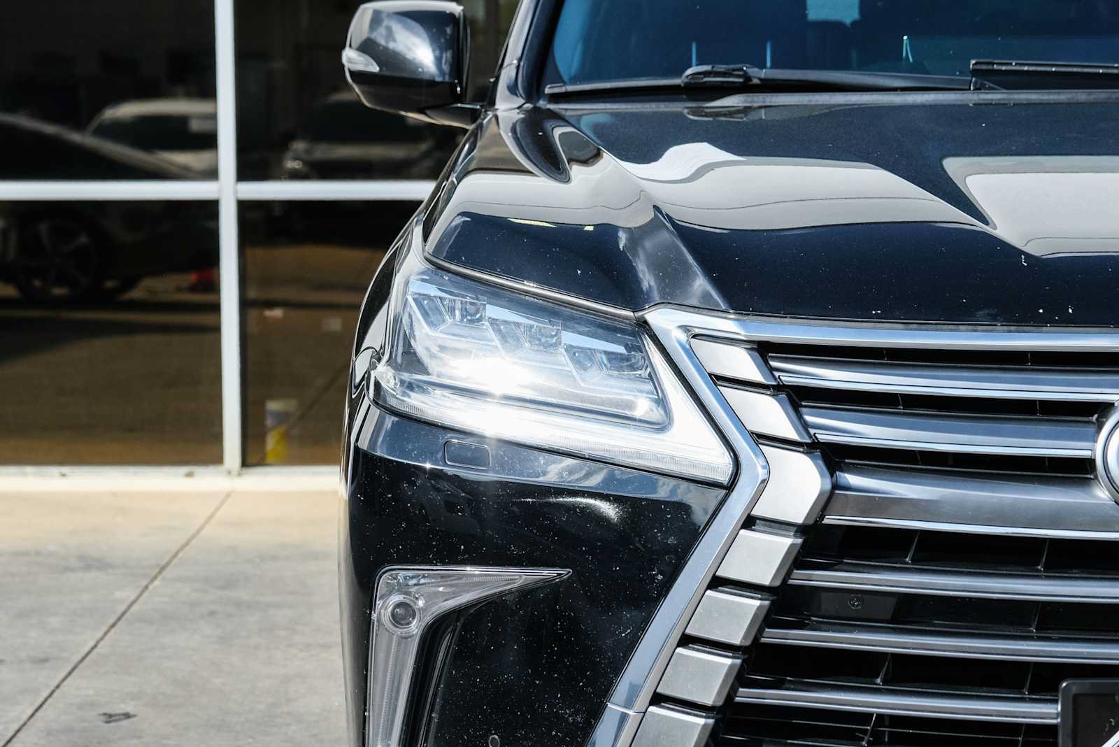 Used 2017 Lexus LX 570 4WD w/ Luxury Package image 3