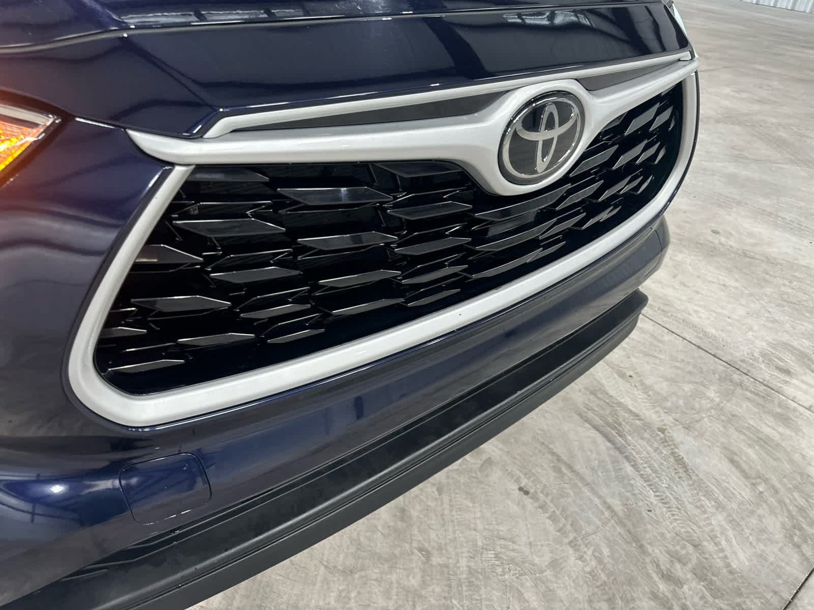 Used 2025 Toyota Highlander LE FWD image 8
