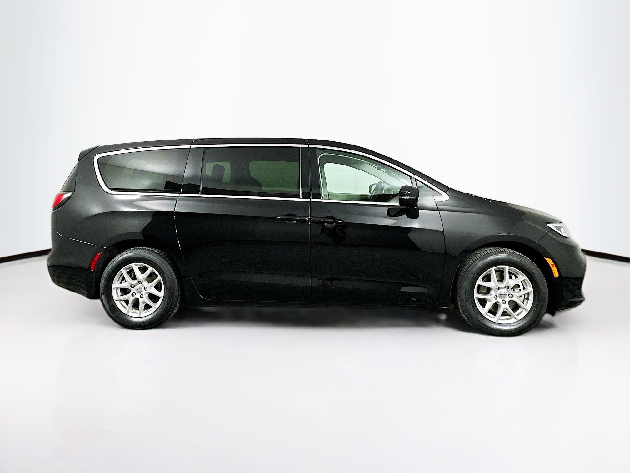 Used 2024 Chrysler Pacifica Touring-L image 10