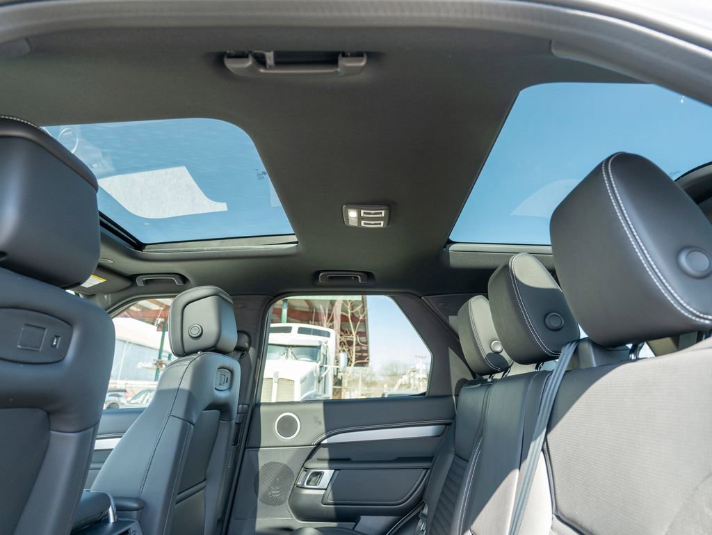 New 2025 Land Rover Discovery Dynamic SE image 22