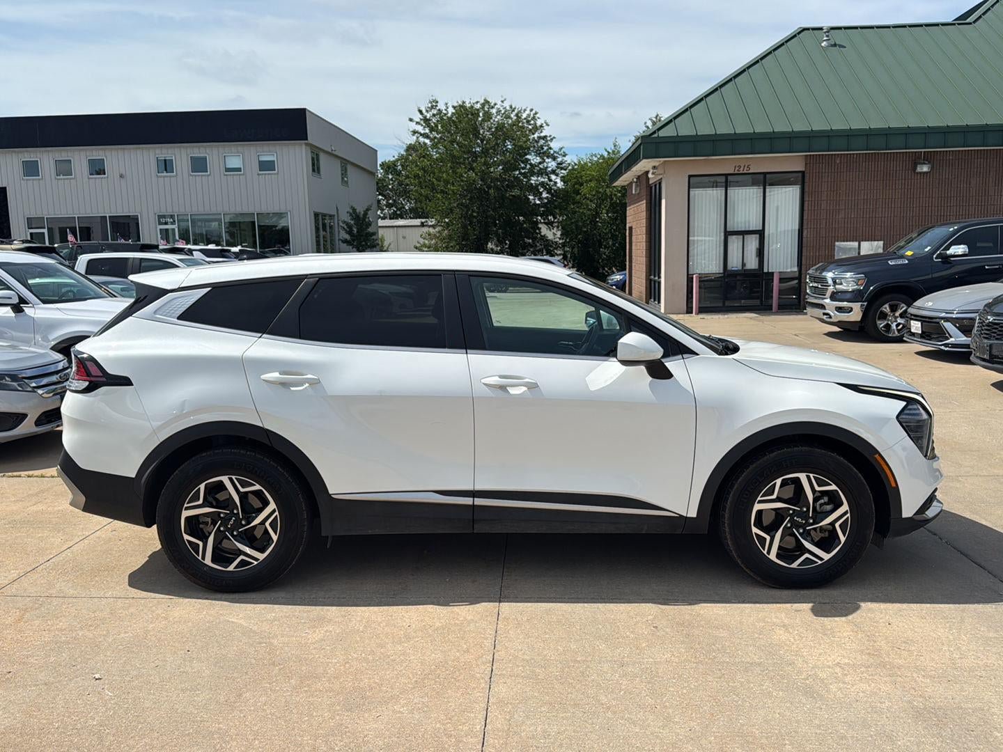 Used 2024 Kia Sportage LX FWD image 2