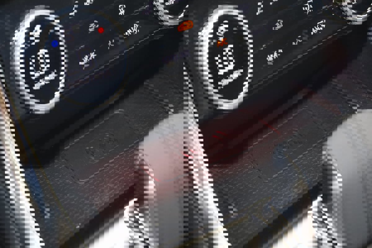 Used 2024 Jaguar XF R-Dynamic SE image 32