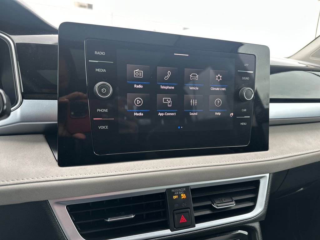 Used 2025 Volkswagen Taos SE w/ Panoramic Sunroof Package image 9