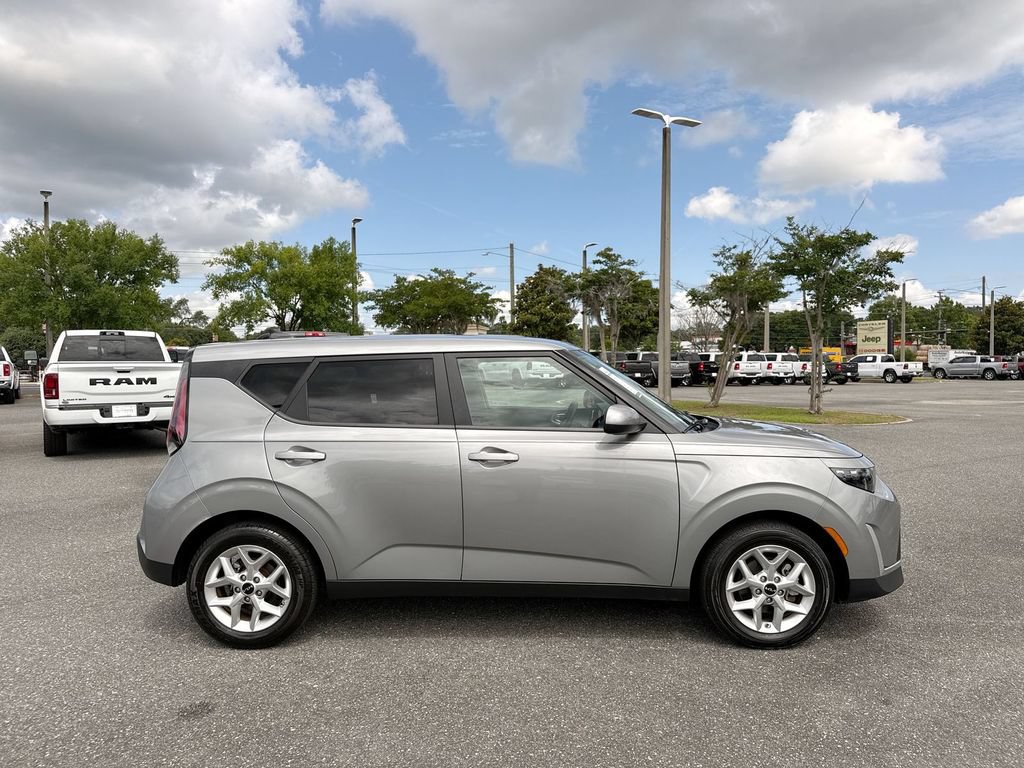 Used 2024 Kia Soul LX w/ Option Group 015 FWD image 2