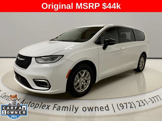 Used 2025 Chrysler Pacifica Select