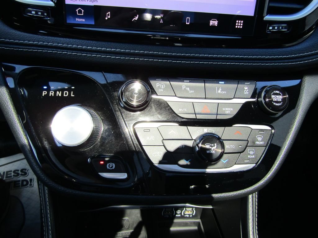 Used 2022 Chrysler Pacifica Limited w/ Uconnect Theater Family Group FWD image 18