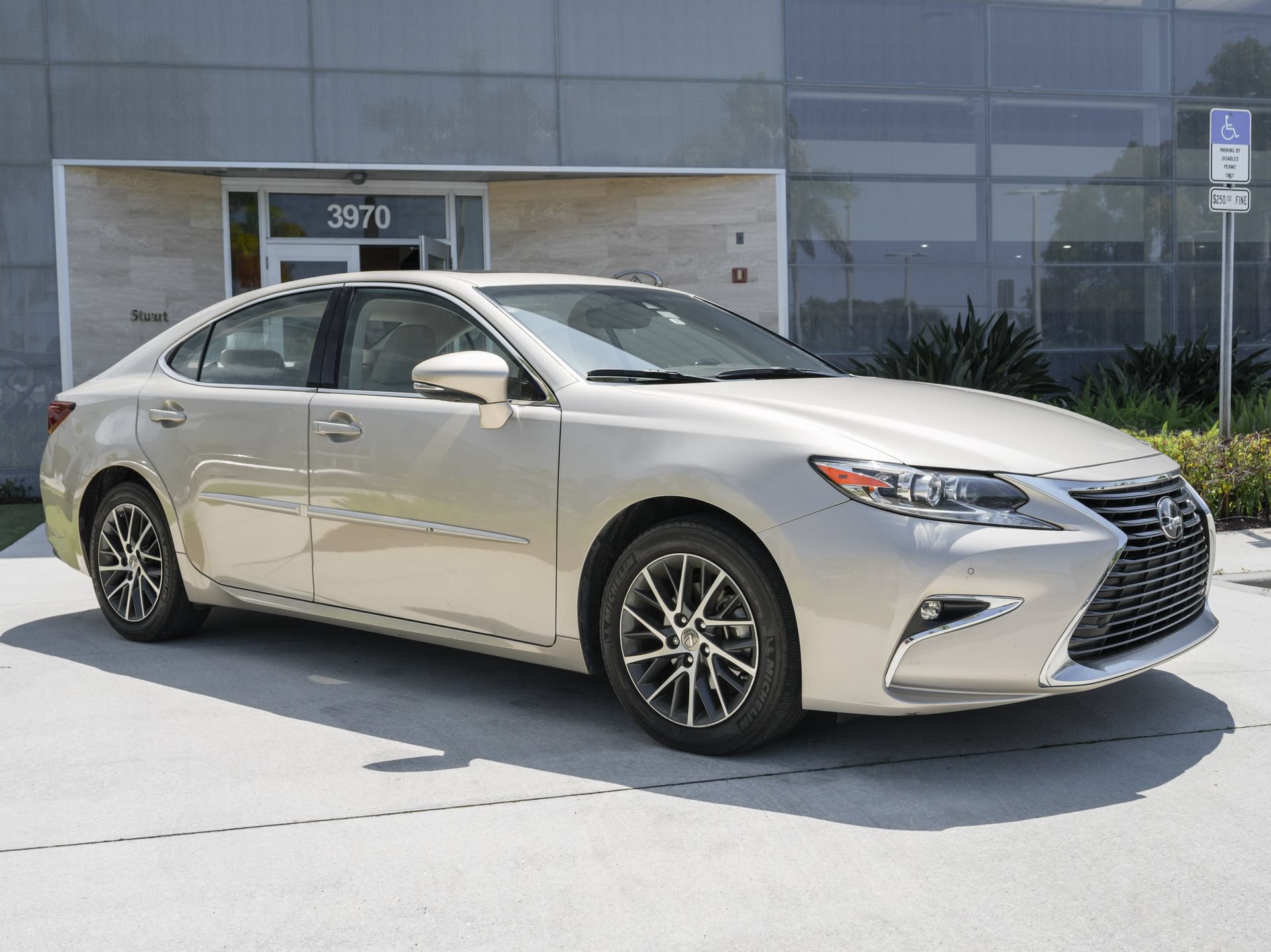 Used 2018 Lexus ES 350 w/ Luxury Package w/Wood Trim FWD image 4