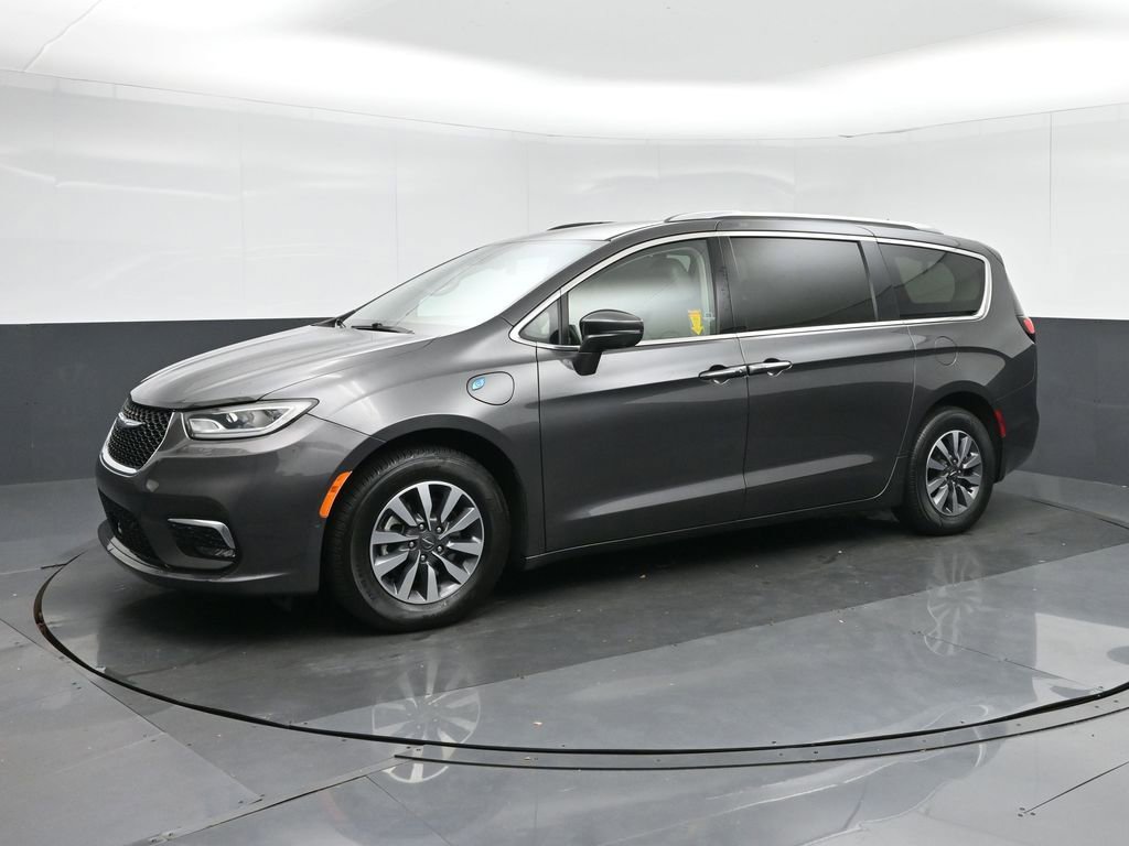 Used 2021 Chrysler Pacifica Touring-L FWD image 3