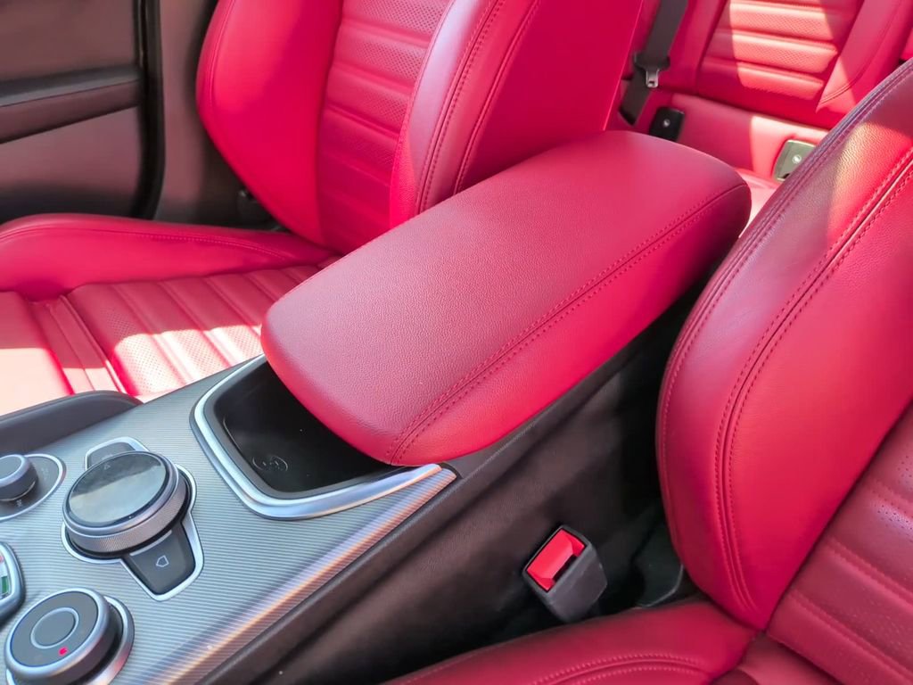 Used 2024 Alfa Romeo Giulia Veloce AWD/4WD image 32