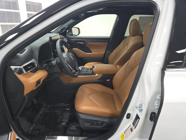 New 2026 Toyota Highlander Platinum image 19