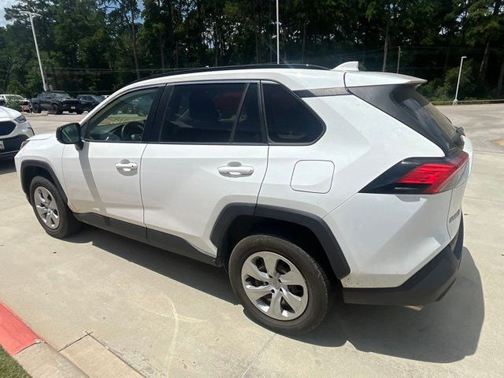Used 2021 Toyota RAV4 LE FWD image 3