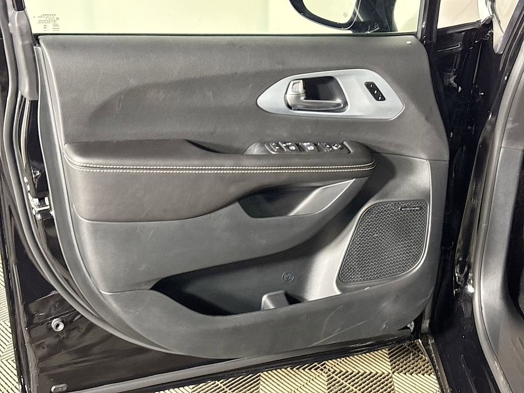 New 2026 Chrysler Pacifica Limited w/ Uconnect Theater Family Group image 10