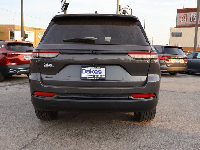 Used 2023 Jeep Grand Cherokee Altitude image 6