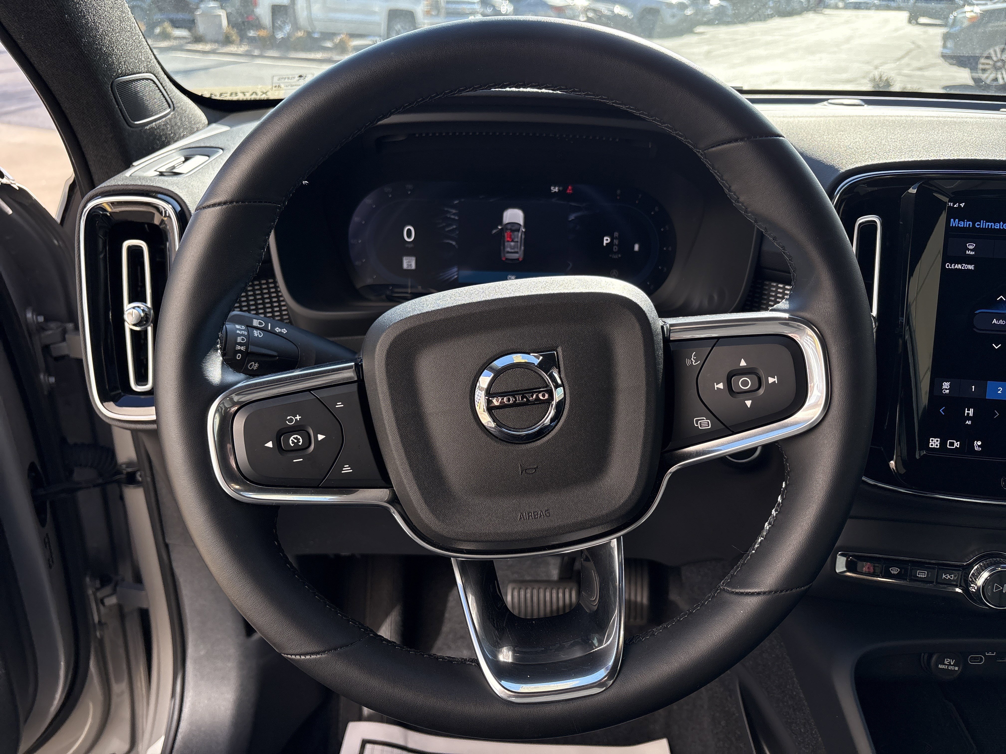 Used 2025 Volvo XC40 B5 Plus image 2